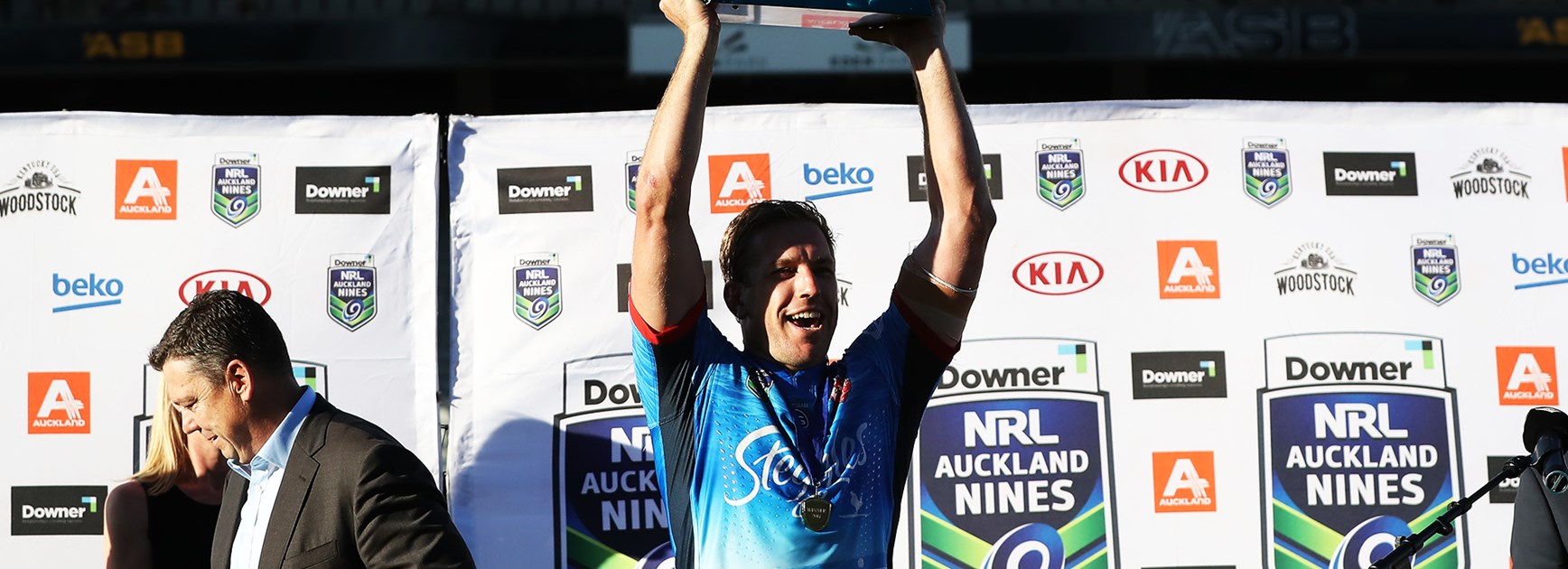 Mitchell Aubusson raises the NRL Auckland Nines trophy after the Club's 2017 win.