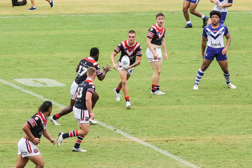 Sydney Roosters' Thomas Deakin passes to Jerry Ratabua.